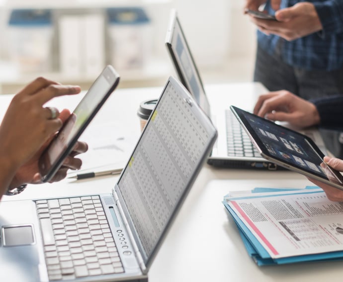 Hommes d'affaires utilisant la technologie au bureau.