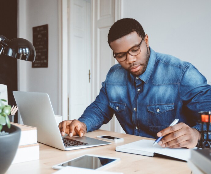 Jeune homme travaillant à domicile.