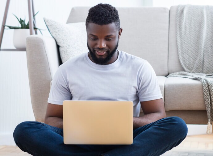 Femme utilisant un ordinateur portable