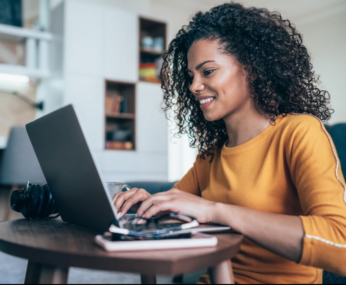 Femme travaillant à domicile avec un ordinateur portable.