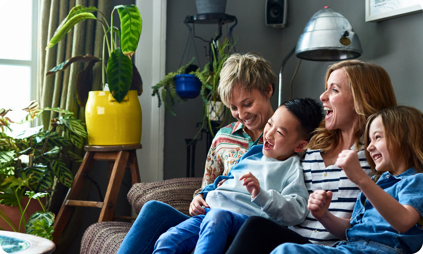 Des parents qui rient avec leurs enfants.