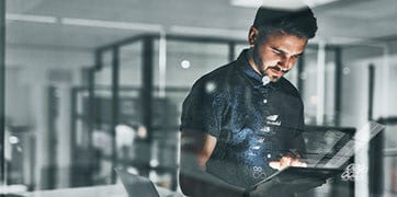 Un homme utilisant une tablette