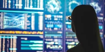 Une personne regardant des données sur un écran